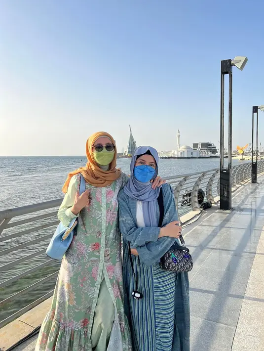<p>Putri semata wayangnya itu kini telah tumbuh menjadi remaja yang cantik. Memutuskan memakai hijab sama dengan sang ibu, paras Nasywa Nathania Hamzah dan Dessy Ratnasari pun tampak semakin mirip. (FOTO: instagram.com/desyratnasariterdepan/)</p>