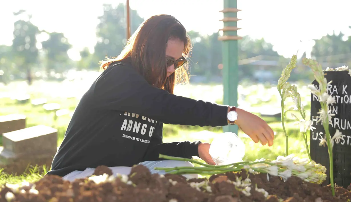 Tidak banyak yang diucapkan oleh Dea Annisa alias Dea Imut disamping gundukan tanah merah yang masih basah bertabur bunga, di TPU Karet Bivak, Jakarta Pusat. Dhea tiba sekitar pukul 16:30 WIB. (Andy Masela/Bintang.com)