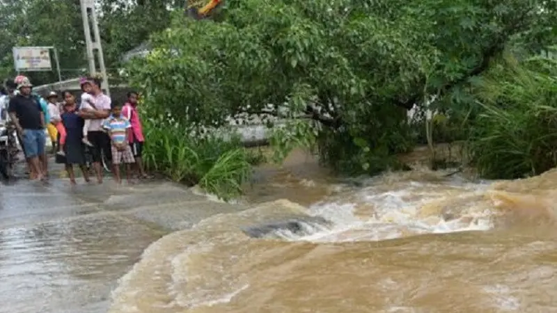 Pemerintah menyatakan banyak jalan telah terputus akibat banjir dan menghambat upaya penyelamatan (AFP)