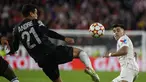 Gelandang Lille, Benjamin Andre menendang bola di sebelah bek Sevilla, Marcos Acuna pada babak lanjutan Grup G Liga Champions di stadion Ramon Sanchez Pizjuan, Rabu (3/11/2021) dinihari WIB. Sevilla tumbang 1-2 di tangan Lille. (AP Photo/Angel Fernandez)