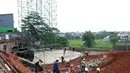 Pekerja sedang menyelesaikan pembangunan area Climbing wall  di Proyek pembangunan alun-alun kota Depok, Jawa Barat, Rabu (9/1). Proyek pembangunan alun-alun kota Depok memiliki area jenis olahraga dan fasilitas lainya. (Liputan6.com/Herman Zakharia)