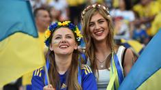 Dua Suporter cantik Ukraina terlihat bersemangat mendukung timnya berlaga melawan Polandia pada Euro 2016 di Stadion Velodrome, Marseille, Rabu (22/6/2016) dini hari WIB. (AFP/Bertrand Langlois)