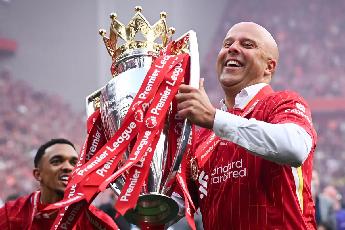 Penantian Panjang Usai, Liverpool Angkat Trofi Juara Liga Inggris di Anfield