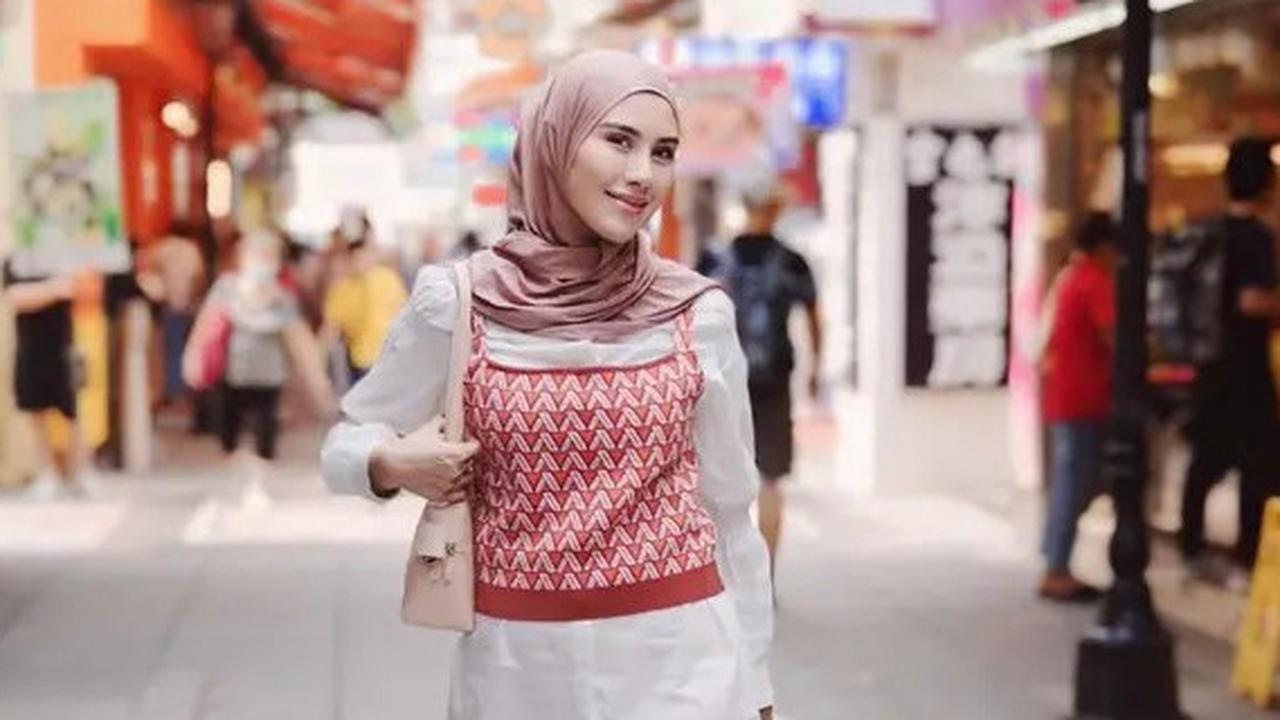 Potret Syahnaz Sadiqah Kenakan Hijab, Terinspirasi dari Pengalaman Berada di Tanah Suci