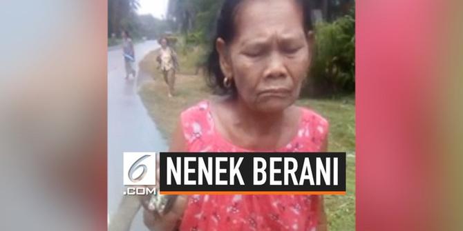 VIDEO: Nenek Bawa Ular Kobra Sepanjang 2 Meter Jalan-Jalan