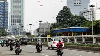 Helikopter TNI AU mengibarkan bendera Merah Putih raksasa di kawasan Gedung DPR RI, Jakarta, Selasa (5/10/2021). Bendera yang dikibarkan berukuran 30 x 20 meter. (Liputan6.com/Faizal Fanani)