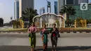 Warga melakukan foto di jalanan di kawasan Bundaran Hotel Indonesia, Jakarta, Indonesia pada Sabtu 22 April 2023. (Liputan6.com/Johan Tallo)
