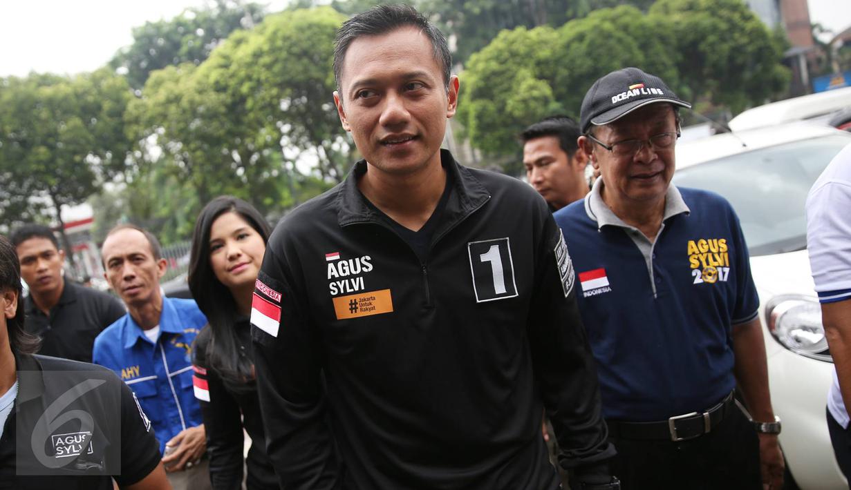Cagub DKI Jakarta Agus H Yudhoyono tiba untuk kampanye di hadapan pensiunan PNS Dinas Pendidikan Dasar DKI Jakarta, Selasa (29/11). Para eks PNS DKI tersebut merupakan mantan anak buah calon wakil Agus, Sylviana Murni. (Liputan6.com/Immanuel Antonius)
