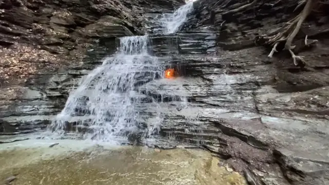 Eternal Flame Falls, Air Terjun dengan Api Abadi yang Menakjubkan