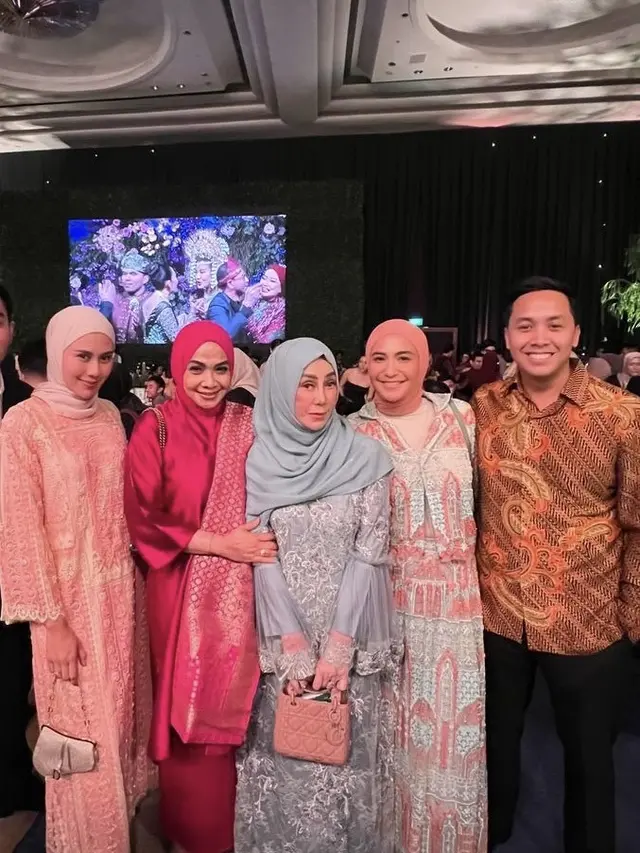 Keluarga Raffi Ahmad dan Nagita Slavina saat Hadir Pernikahan Aaliyah Massaid dan Thariq Halilintar.