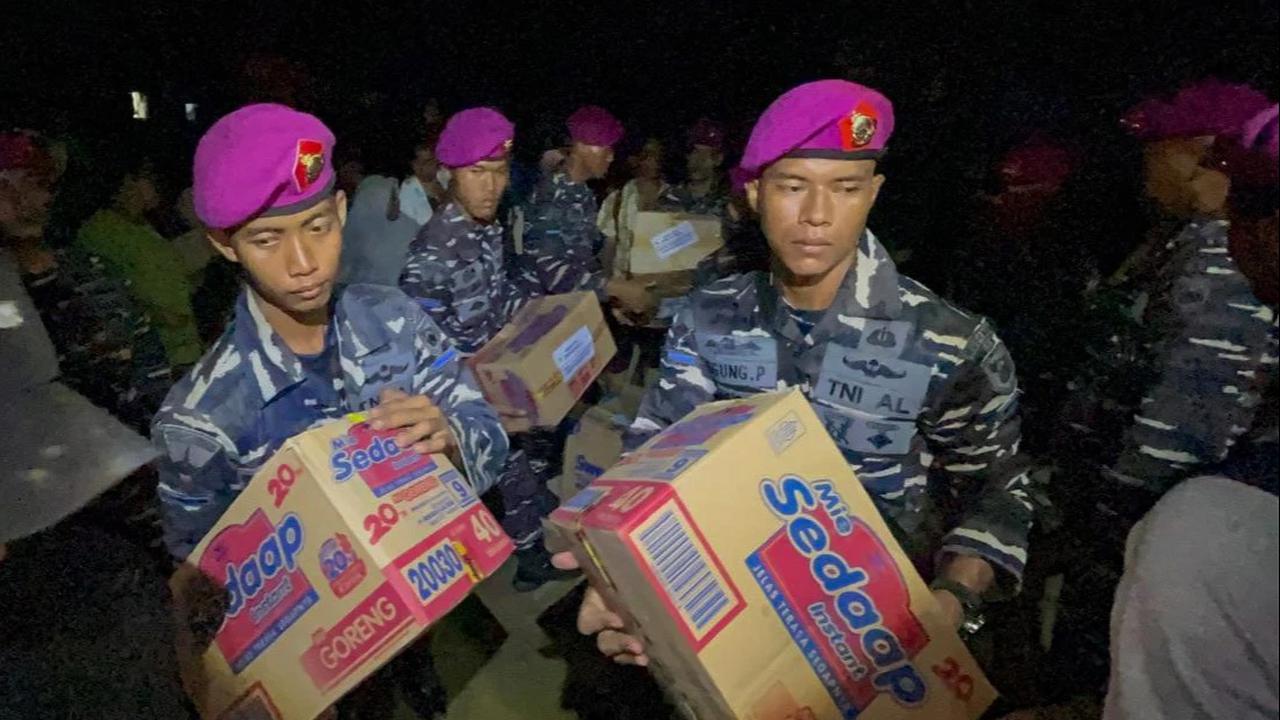 FOTO: Marinir TNI AL Gerak Cepat Salurkan Bantuan Banjir di Aceh Tamiang