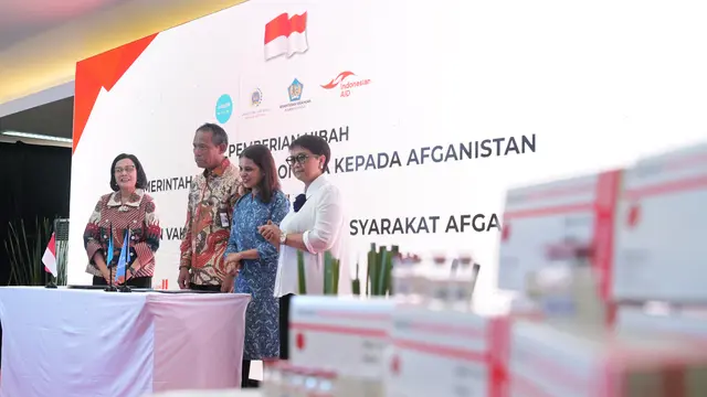 Pemberian hibah bantuan vaksin polio dari pemerintah Indonesia untuk masyarakat Afghanistan. (Dok. Kemlu RI)
