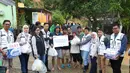 Relawan BRI Peduli menyalurkan paket makanan cepat saji kepada warga di Kota Padang yang terdampak banjir bandang. Ribuan paket telah dibagikan untuk memenuhi kebutuhan konsumsi darurat. Foto: BRI