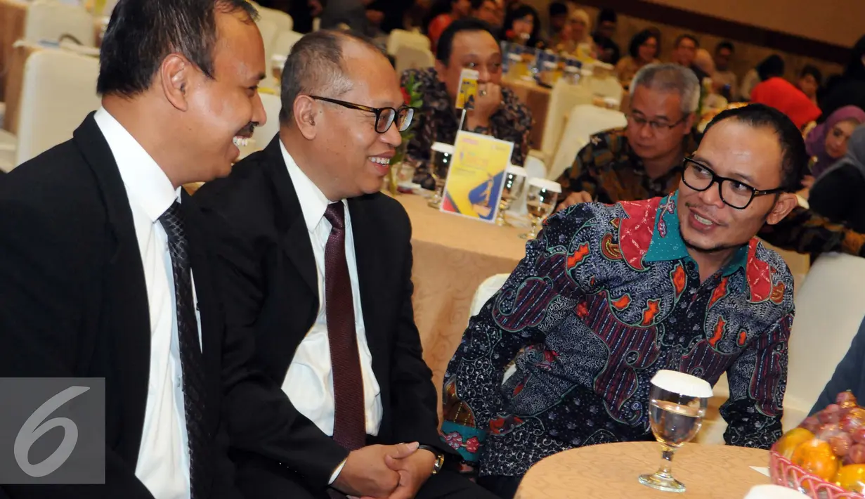 Menaker Hanif Dhakiri (kanan) berbincang dengan Dirut BPJS Ketenagakerjaan Agus Susanto saat acara Indonesia Human Capital Studi 2016 di Jakarta, Kamis (9/8). (Liputan6.com/Helmi Afandi)