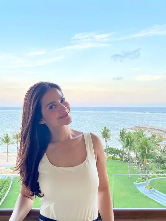 Penampilannya kerap disorot karena di usia yang tak lagi muda, ia kian terlihat cantik dan memesona. [Foto: IG/cuttaryofficial].