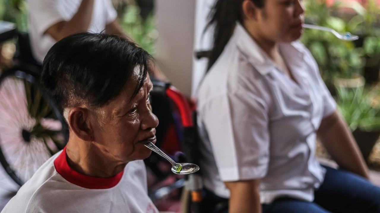 Selama mengikuti perlombaan, mereka harus duduk di kursi roda.