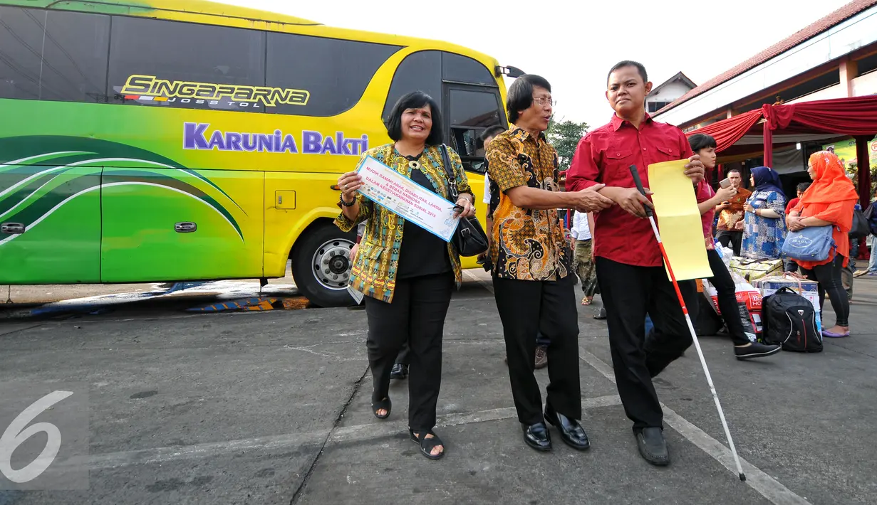 Pemerhati anak Seto Mulyadi (Kak Seto) bersama salah satu penyandang disabilitas saat akan menempel stiker Mudik Ramah Anak, Disabilitas (MRAD) 2015 di terminal Kampung Rambutan, Jakarta, Jumat (10/7/2015).  (Liputan6.com/Yoppy Renato)