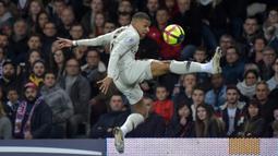 Kylian Mbappe merupakan pemain kunci Paris Saint-Germain yang pernah bawa Les Parisiens hingga babak Final Liga Champions 2019/2020. Musim lalu, Pemain yang baru menginjak 22 tahun tercatat koleksi 42 gol dan 11 assist dari 47 pertandingan di semua ajang. (Foto: AFP/Pascal Pavani)