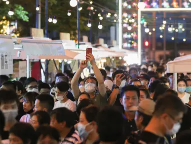 Orang-orang terlihat di sebuah pasar malam di Shanghai, China timur (6/6/2020). Shanghai menggelar festival malam mulai Sabtu (6/6) untuk meningkatkan perekonomian malam kota tersebut. (Xinhua/Ding Ting)
