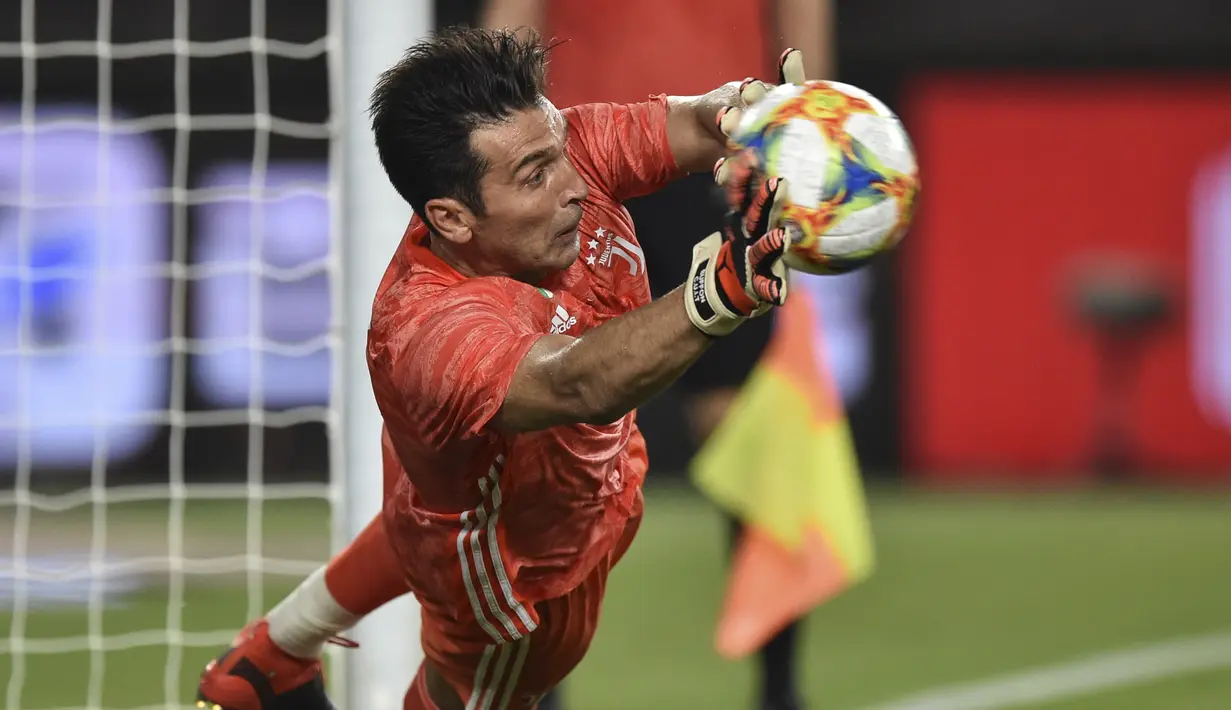 Kiper Juventus, Gianluigi Buffon mengagalkan penalti pemain Inter Milan selama laga International Champions Cup 2019 di Nanjing Olympic Sports Center Gymnasium, China (24/7/2019). Juventus menang adu penalti atas Inter Milan 4-2 (1-1). (AFP Photo/Hector Retamal)