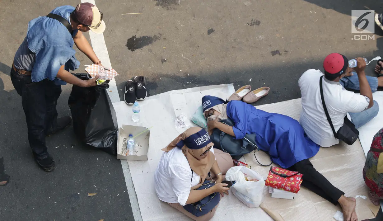 Massa aksi berkumpul di sekitaran Patung Kuda Arjuna Wiwaha di Jalan Medan Merdeka Barat, Jakarta, Kamis (27/6/2019). Massa aksi berkumpul terkait pelaksanaan sidang putusan perselisihan hasil Pilpres 2019 di Gedung Mahkamah Konstitusi. (Liputan6.com/Helmi Fithriansyah)