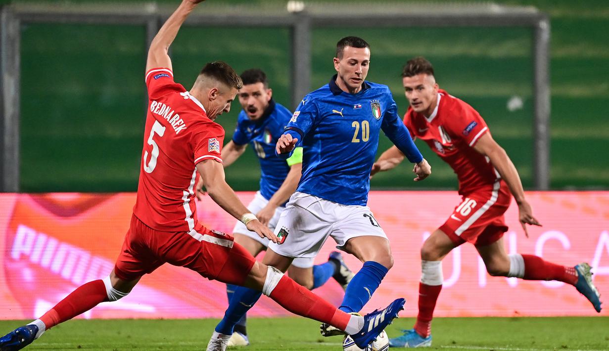 Bek Polandia, Jan Bednarek (kiri), berusaha menahan laju striker Italia, Federico Bernardeschi, dalam laga UEFA Nations League Grup A1 di Stadion Mapei, Italia, Senin (16/11/2020) dini hari WIB. Polandia kalah 0-2 dari Italia. (AFP/Miguel Medina)