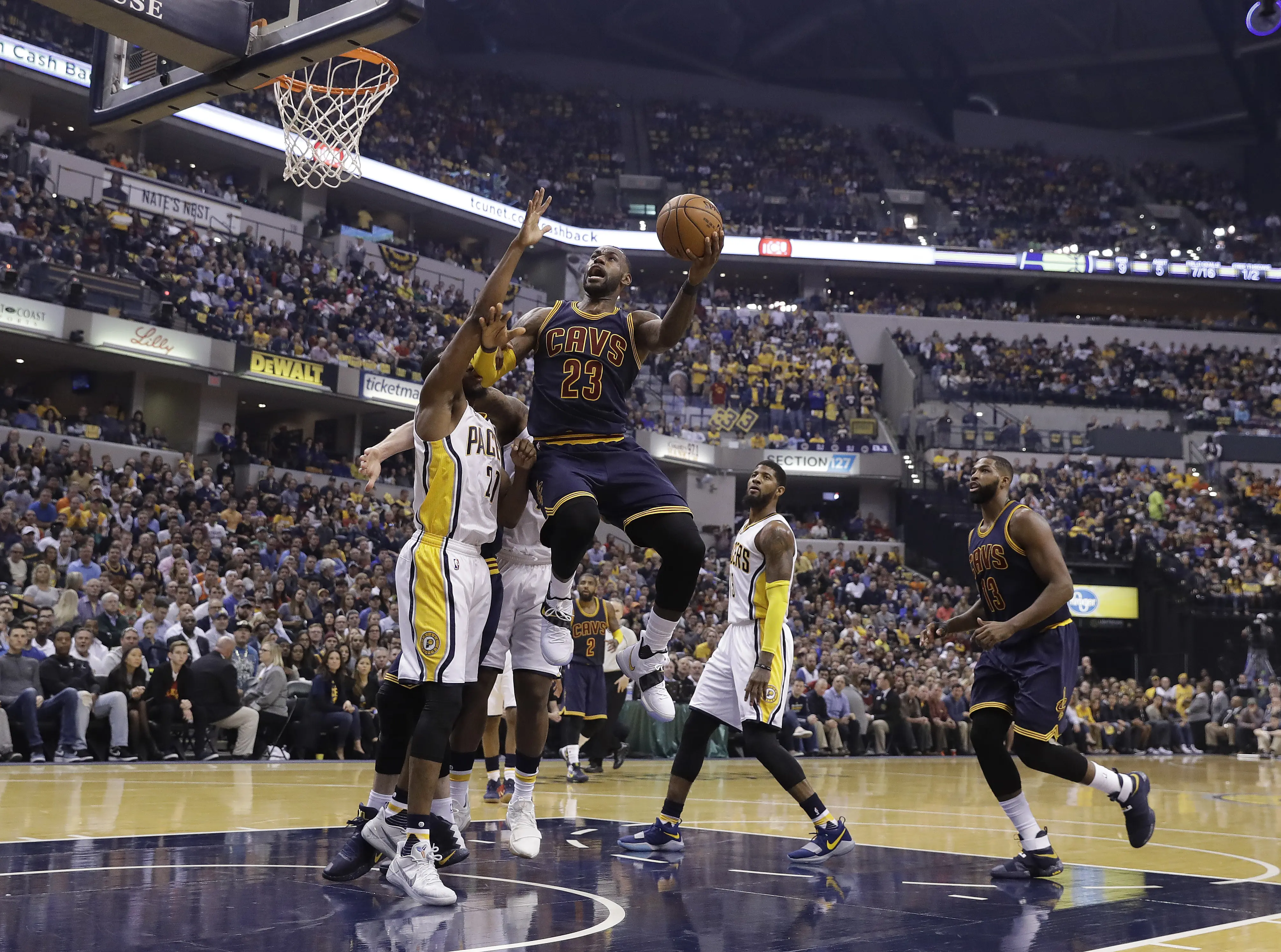 Aksi LeBron James saat melawan Pacers di Gim Keemapt (AP)