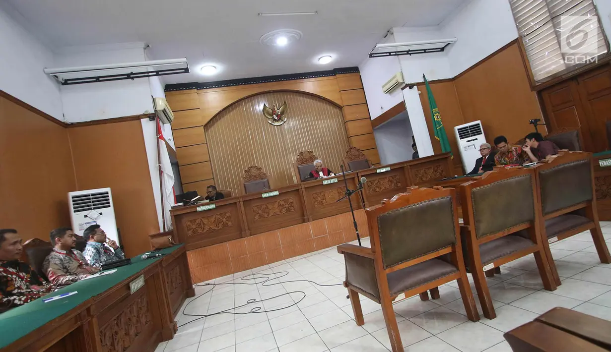 Suasana sidang vonis praperadilan Setya Novanto di PN Jakarta Selatan, Jumat (29/9). Praperadilan yang diajukan Setya Novanto dikabulkan sebagian sehingga tidak lagi menyandang status sebagai tersangka kasus e-KTP. (Liputan6.com/Immanuel Antonius)