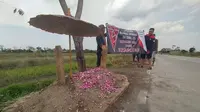 Sebuah makam dibuat warga di lokasi yang sering digunakan warga tidak bertanggung jawab membuang sampah, di Desa Pandean, Kecamatan Ngemplak, Kabupaten Boyolali, Minggu (18/10/2020). (Solopos/Bayu Jatmiko Adi)