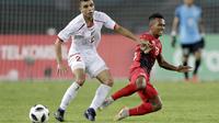 Penyerang Indonesia, Irfan Jaya, berebut bola dengan pemain Palestina, Ahmed Qatmish, pada laga Asian Games di Stadion Patriot, Jawa Barat, Rabu (15/8/2018). Indonesia takluk 1-2 dari Palestina. (Bola.com/Peksi Cahyo)