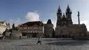 Warga berjalan-jalan di Alun-alun Kota Tua di Praha di mana ribuan salib dilukis untuk menandai satu tahun sejak kematian pertama akibat Covid-19 di Republik Ceko, Senin (22/3/2021). Sekelompok aktivis melukis salib untuk mengkritik tanggapan pemerintah terhadap pandemi corona. (AP/Petr David Josek)
