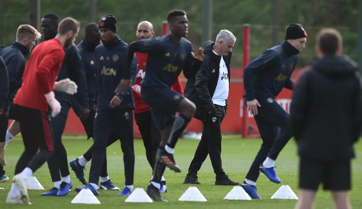 Manajer Manchester United (MU), Jose Mourinho (tengah) mengawasi latihan para pemain di Aon Training Complex, Manchester, Inggris, Senin (22/10). Siapapun pemenang laga antara MU kontra Juventus bakal nangkring di posisi teratas Grup H. (Oli SCARFF/AFP)