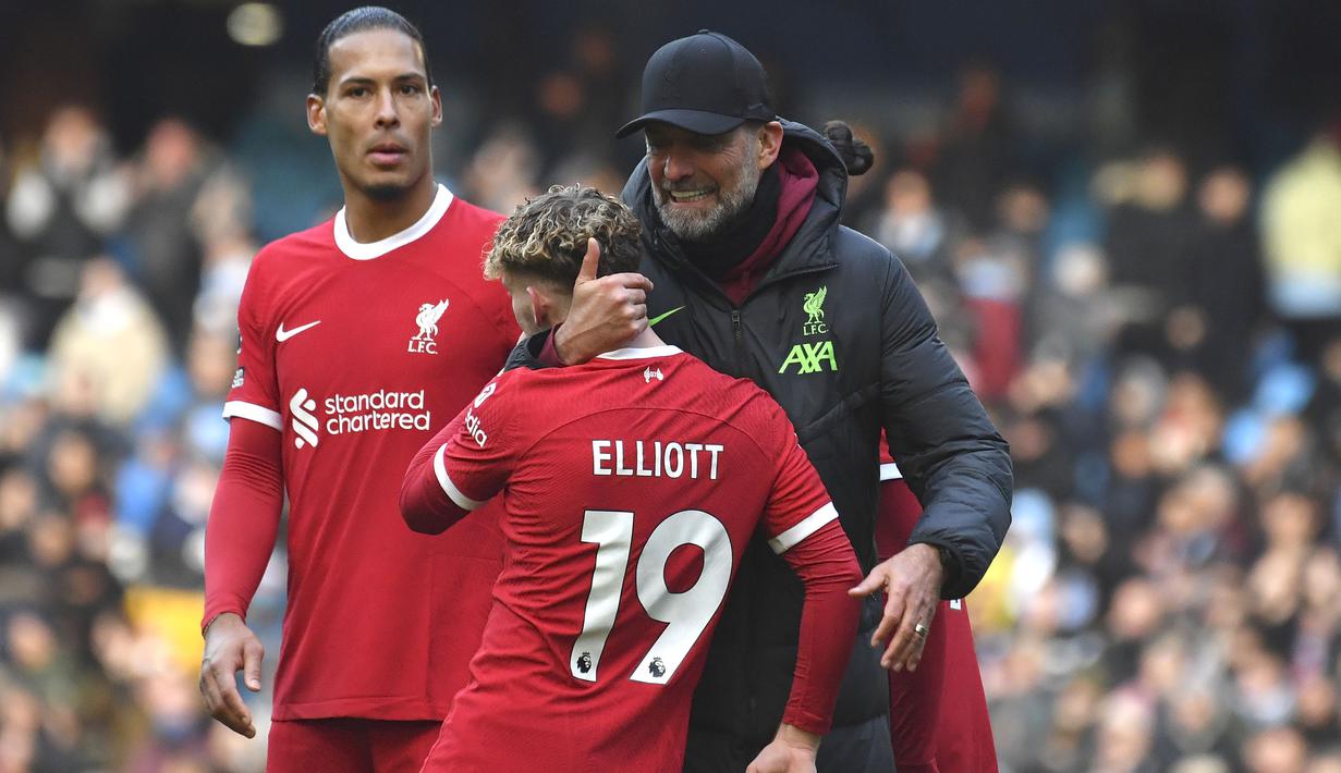 Selebrasi pelatih Liverpool bersama pemainnya, Harvey Elliott setelah bermain imbang 1-1 dengan Manchester City pada laga pekan ke-13 Liga Inggris 2023/2024 di Etihad Stadium, Manchester, Sabtu (25/11/2023). (AP Photo/Rui Vieira)
