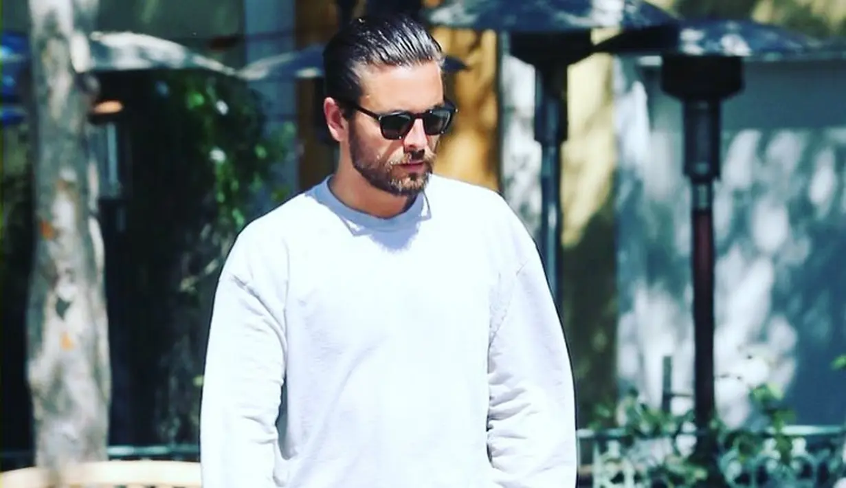 Sofia Richie terlihat bersama dengan teman-temannya namun tak terlihat keberadaan Scott Disick. (instagram/letthelordbewithyou)