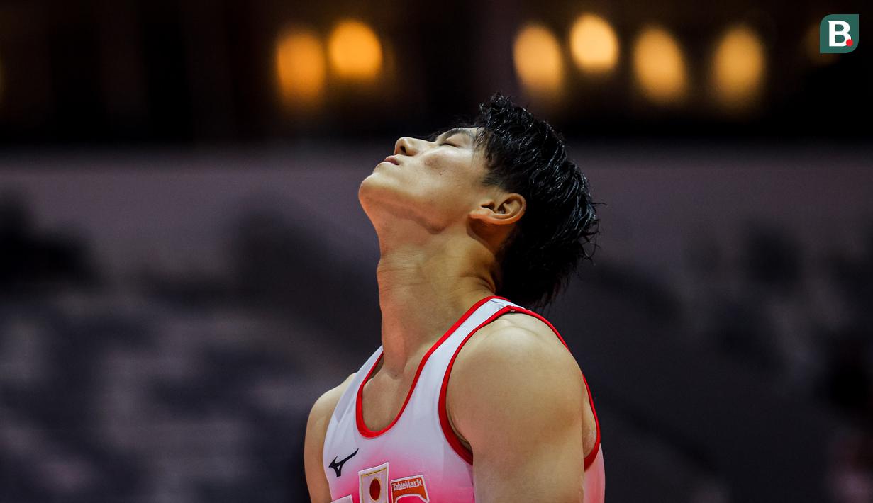 Pesenam putra Jepang, Daiki Hashimoto bersiap dalam nomor kuda pelana pada babak kualifikasi Kejuaraan Dunia Gimnastik 2025 di Indonesia Arena, Senayan, Jakarta, Minggu (19/10/2025). (Bola.com/Bagaskara Lazuardi)