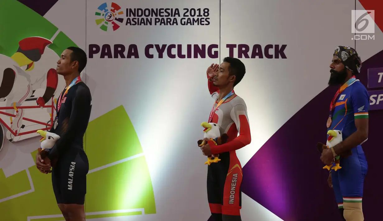Pebalap sepeda Indonesia, M. Fadli Imammuddin (tengah) bersama pebalap Malaysia Mohd Najib dan Singh Harinder dari India usai meraih medali pada nomor 4000 meter individual pursuit C4 (tunadaksa), Jakarta Timur, Jumat (12/10). (Merdeka.com/Imam Buhori)