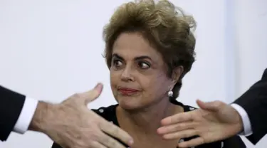 Presiden Brasil Dilma Rousseff saat mendatangi acara di Istana Planalto, Brasil, (13/4).Meskipun telah terpilih 2 periode, Nama Dilma Rousseff  kini sudah tak lagi dipercaya melanjutkan pemerintahannya. (REUTERS / Ueslei Marcelino)