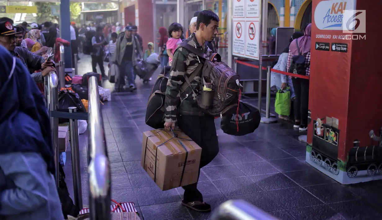 Sejumlah pemudik memasuki pintu keberangkatan Stasiun Pasar Senen, Jakarta, Selasa (12/6). Pada H-3 Lebaran, sebanyak 25.295 pemudik berangkat ke berbagai daerah di Pulau Jawa melalui Stasiun Pasar Senen. (Liputan6.com/Faizal Fanani)