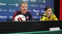 Pelatih Arsenal U-18, Kenneth Joseph Gillard saat jumpa pers usai laga U-20 International Cup 2019 di Bali, Minggu (1/12). (Dewi Divianta)