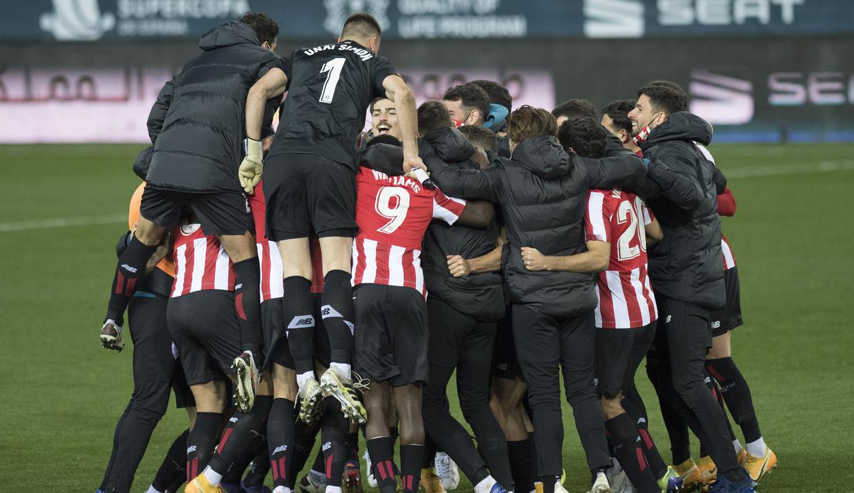 Pemain Athletic Bilbao merayakan keberhasilan tembus ke final Piala Super Spanyol usai mengalahkan Real Madrid 2-1 di Estadio La Rosaleda, Jumat (15/1/2021). Athletic Bilbao akan berhadapan dengan Barcelona di laga final nanti. (AFP/Jorge Guerrero)