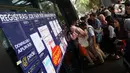 Pencari kerja mencari informasi lowongan pekerjaan saat acara Job Fair di kawasan Jakarta, Rabu (27/11/2019). Job Fair tersebut digelar dengan menawarkan lowongan berbagai sektor untuk mengurangi angka pengangguran. (Liputan6.com/Johan Tallo)
