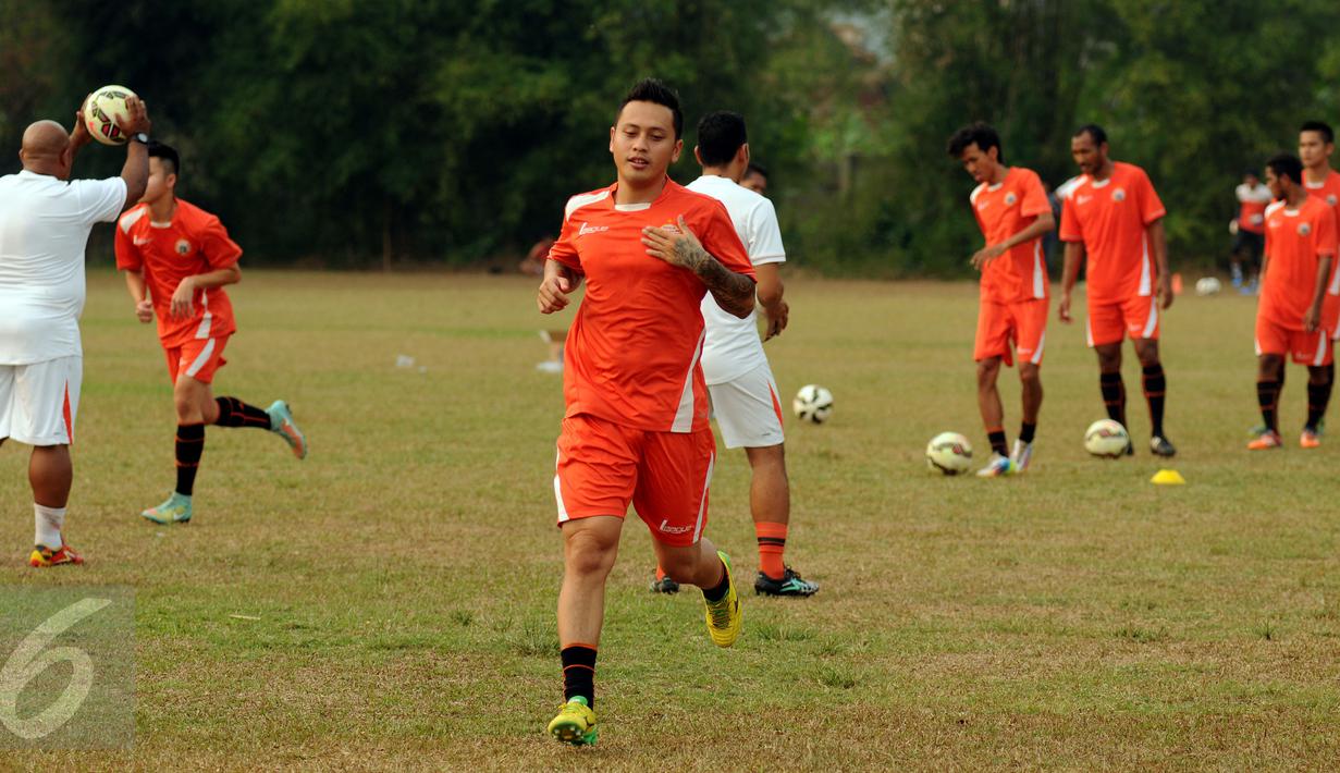 Mahadirga Lasut saat mengikuti latihan bersama Persija di National Youth Training Centre, Sawangan, Depok, Senin (2/11/2015). Dirga Lasut pernah tampil memperkuat sayap timnas Indonesia U-23 pada 2009-2011 lalu. (Liputan6.com/Helmi Fithriansyah)