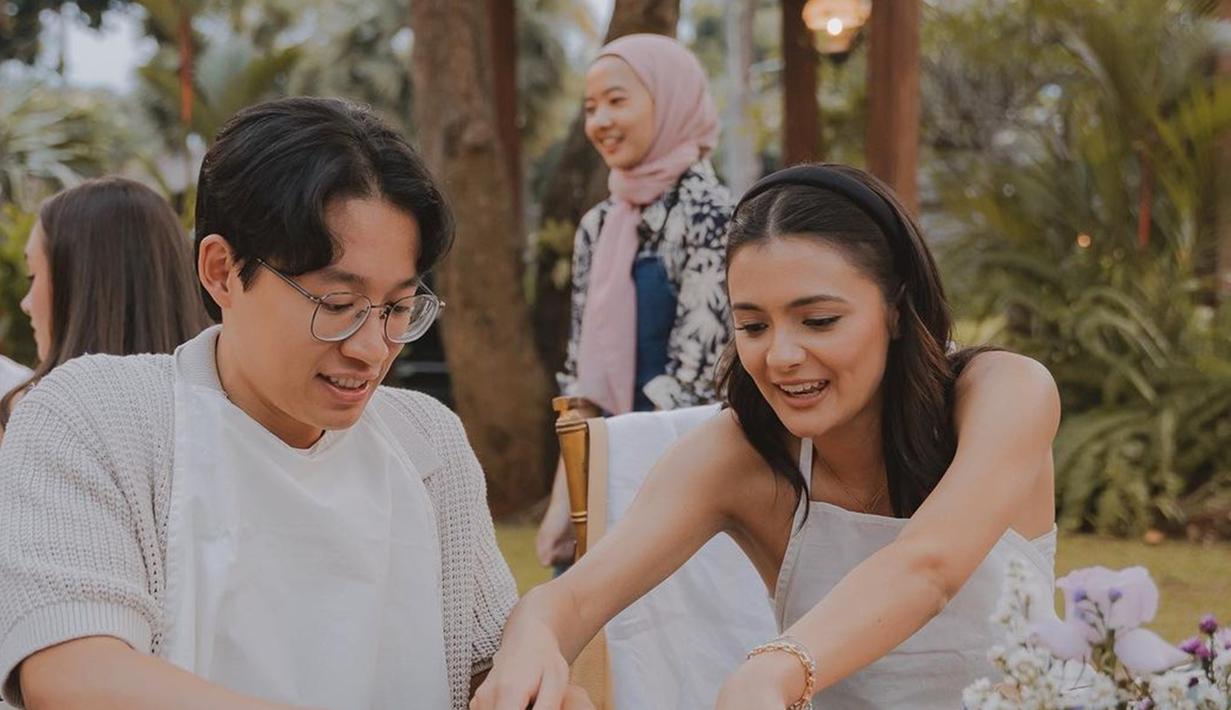 Selain jadi momen perayaan ulang tahun dan kumpul bareng orang tersayang, momen tersebut juga jadi momen Amanda bareng sahabat, keluarga, dan kekasihnya membuat sebuah kerajinan. Mendatangkan mentor yang ahli di bidangnya, acara tersebut berlangsung seru. Selain bisa berdiskusi, peserta yang ikut kegiatan tersebut juga bisa saling membantu, seperti Amanda yang mencontohkan Adriel ini. (Liputan6.com/IG/@amandarawles)