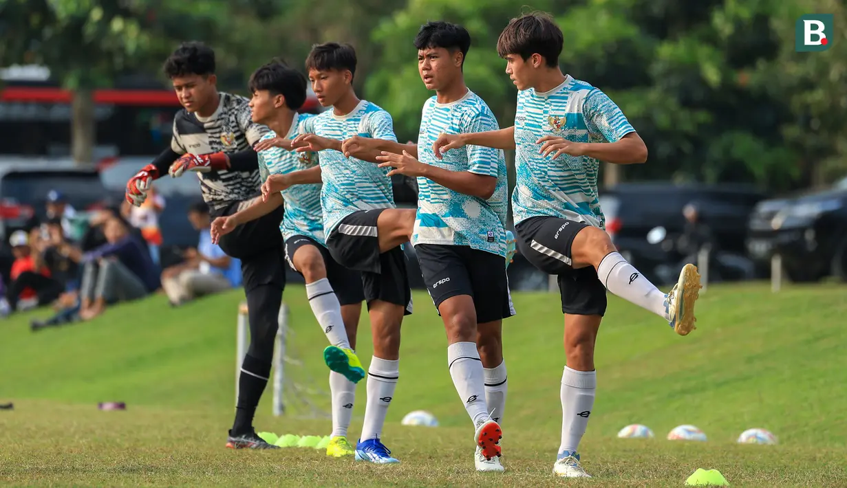 Pemain Timnas Indonesia U-16, Tristan Raisa Ibrahim (kanan) dkk melakukan pemanasan sebelum laga uji coba menghadapi SSB Terang Bangsa di Lapangan Yogyakarta International School (YIS), Jumat (31/5/2024). (Bola.com/Radifa Arsa)