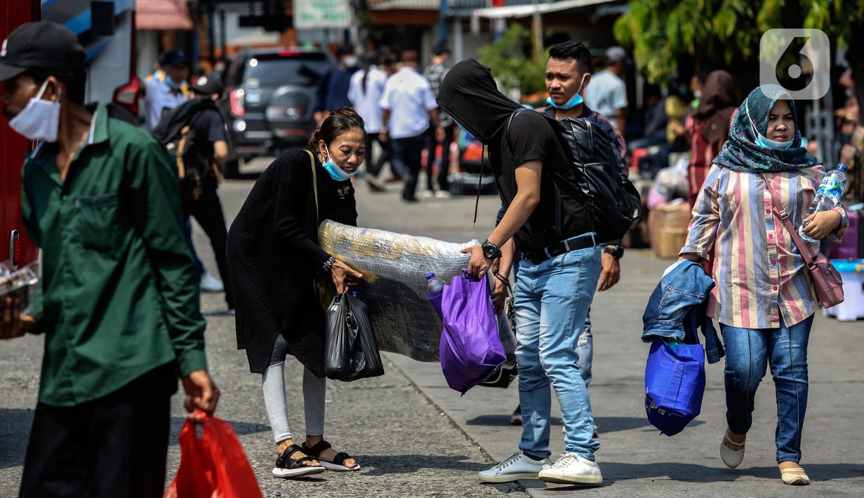 <p>Masyarakat yang hendak mudik tiba di Terminal Kalideres, Jakarta Barat, Senin (25/4/2022). Menteri Perhubungan (Menhub) Budi Karya Sumadi sebelumnya menyarankan masyarakat untuk mudik lebih awal guna menghindari risiko kemacetan lalu lintas. (Liputan6.com/Johan Tallo)</p>
