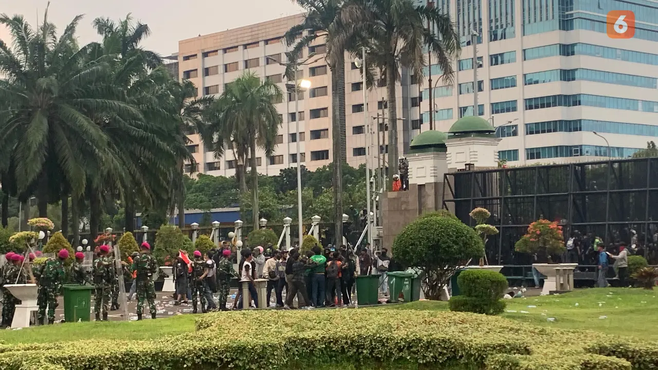 Demonstrasi di depan Gedung DPR RI