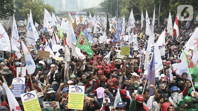 Aksi Puluhan Ribu Buruh Geruduk DPR