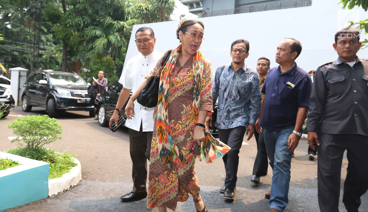 Budayawati Sukmawati Soekarnoputri mendatangi kantor Majelis Ulama Indonesia (MUI) di Jakarta, Kamis (5/4). Kedatangan Sukmawati untuk mengadakam pertemuan  tertutup dengan Ketua Umum MUI, Ma'ruf Amin. (Liputan6.com/Angga Yuniar)