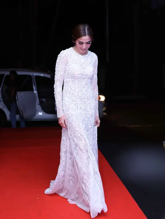 Malam penghargaan itu, presenter dan pemeran Jessica Iskandar tampil cantik dengan balutan dress warna putih. "White beautiful dress @monicaivena" tulis Jedar. (Nurwahyunan/Bintang.com)