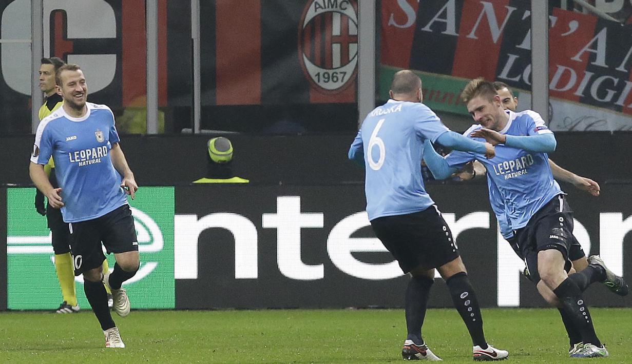 Pemain F91 Dudelange, David Turtle, melakukan selebrasi usai membobol gawang AC Milan pada laga Liga Europa di Stadion San Siro, Kamis (29/11). AC Milan menang 5-2 atas F91 Dudelange. (AP/Luca Bruno)